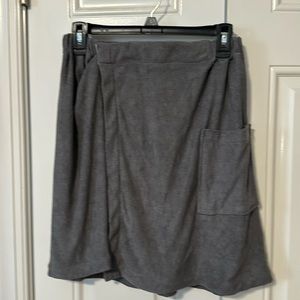 New men’s spa wrap in dark grey. Med/Lg Velcro and elastic waistband. Pocket
